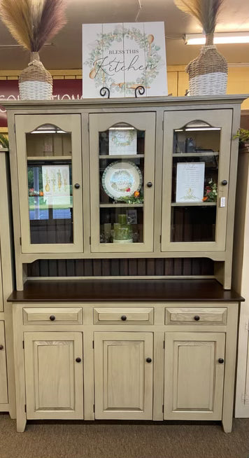 Hutch - Classic XL with 3 Doors